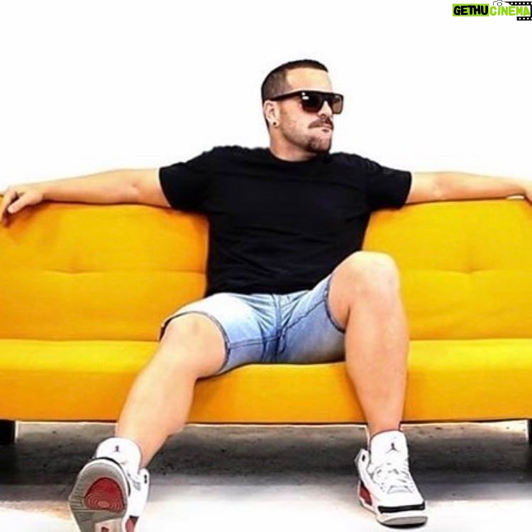 Osvaldo Friger - 1K Likes - Haz el trabajo, haz el sacrificio y después siéntate a ver cómo florece todo por lo que trabajas!