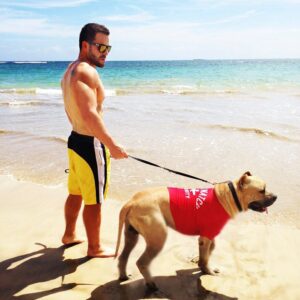 Osvaldo Friger Instagram - En las playas de mi bella isla🌴Con “Pepinillo” uno de los mejores perros que he tenido el privilegio de tener.
#PresaCanario #PuertoRico #beach #fitness #FBF #fit