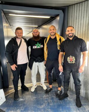 Ottman Azaitar Instagram - Auf gehts nach NYC ... Der Rest der Truppe kommt nach 😊 🛫 Ready to take off ... #MögeAllahUnsDenSiegSchreiben #MayAllahGiveUsTheVictory