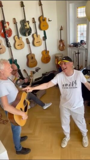 Otto Waalkes Instagram - Meine Friesenjungs und ich sind schon fleißig am proben für das Saterland Open Air am 31. Mai! 🎸🎶🎷🤘🏻
Tickets: https://tidd.ly/3wF57z1