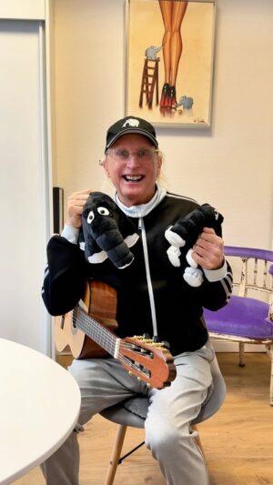 Otto Waalkes Instagram - Staaaaark! Meine Ottifanten gibt es jetzt auch in schwarz! 
Den Link findet ihr in der Bioooo….