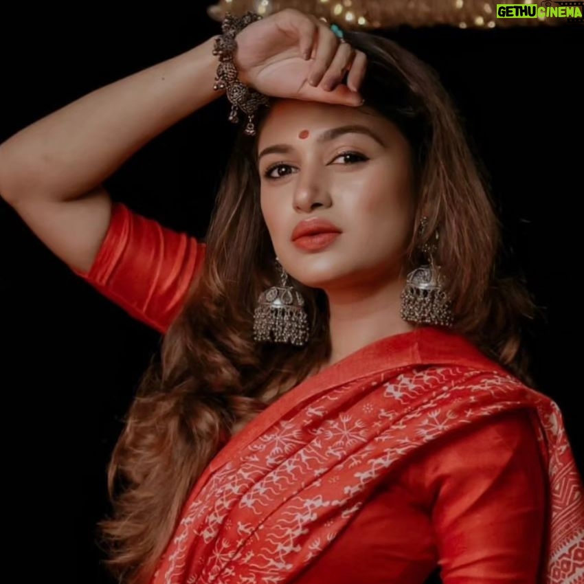 Oviya - 31.1K Likes - ❤️#oviya#saree #womanpower