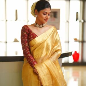 Oviya Instagram - Happy Onam everyone 💓