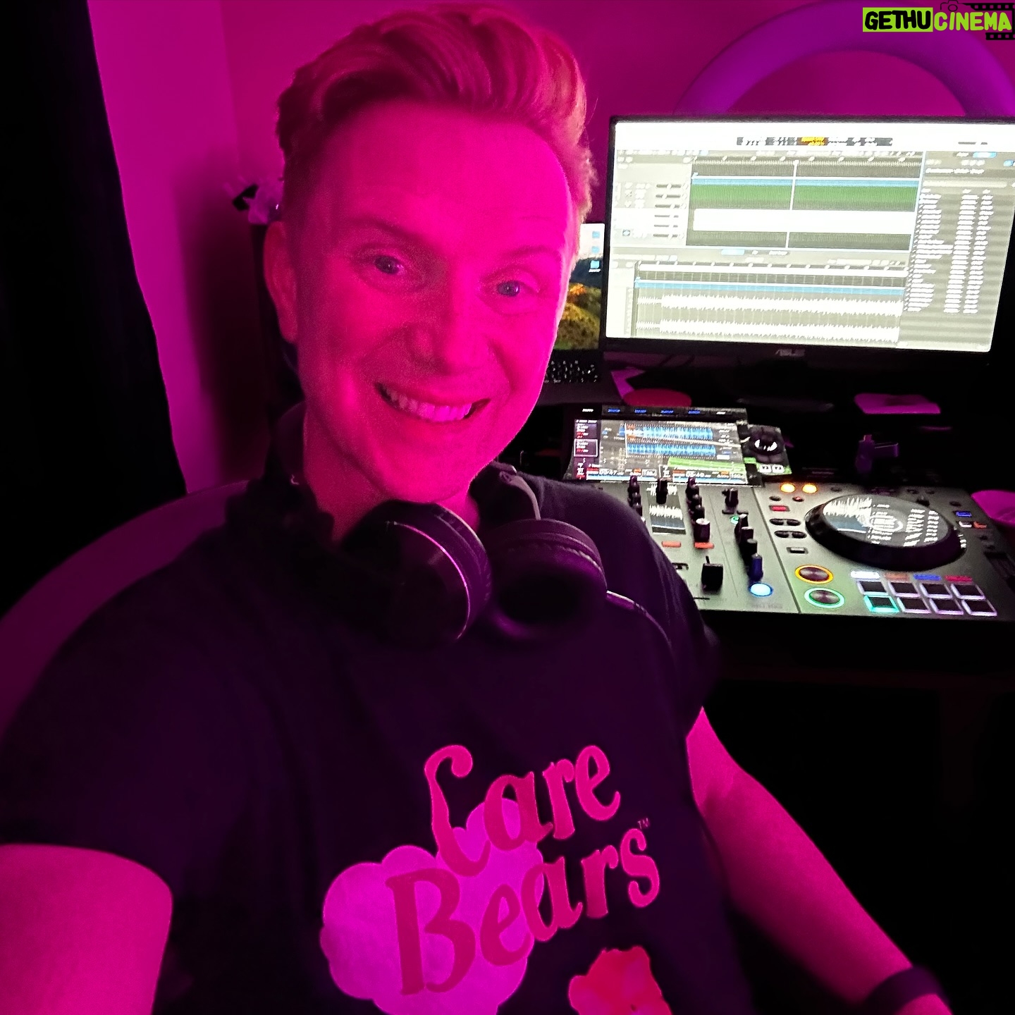 Owain Wyn Evans - 2.4K Likes - A carousel of recent goings on through the selfie lens.
1 Girls Aloud prinks
2 Dr Date Night
3 Care Bear
4 Broadcasting Boudoir babes
5 DIY
6 Great angle for her, not for me!
🥰🥰
