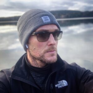 Owain Yeoman Instagram - The landscape may change but the hustle remains the same! #run #running #keepfit #beautifulbritishcolumbia #BC #lake #victoriabccanada #canada #theboy2