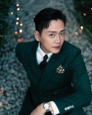 Owen Cheung Instagram - 我對套西裝表示十分滿意😍

📷 @herman_hohoho 
Suit: @bespoked_ianchang 
Make up: @henryli_makeup 
Hair: @larryho_hairstylist 
Shoes: @hoaxhk