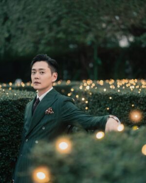 Owen Cheung Instagram - 我對套西裝表示十分滿意😍

📷 @herman_hohoho 
Suit: @bespoked_ianchang 
Make up: @henryli_makeup 
Hair: @larryho_hairstylist 
Shoes: @hoaxhk