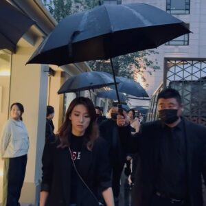 Owen Cheung Instagram - 你有冇遇過一個人係你呢一世都唔會忘記？

by the way 其實鏡頭上同鏡頭下林雪兒都係一個江湖中人

#反黑英雄
#徐國賢
#林雪兒