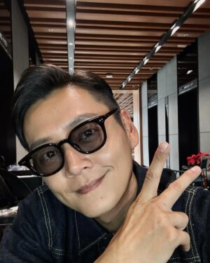 Owen Cheung Instagram - 這個月瘋狂開工連出post既狀態都冇
在2023最後一天祝願2024
繼續忙到阿媽都唔認得😎
我好鍾意開工，唔好俾我停
come on baby😘
搵多啲錢，要同一家人去旅行

祝大家都搵多啲🥳🥳

仲買左副新眼鏡獎勵自己
迎接下一年的新挑戰
呢個藉口都唔錯😂

#nativesons
#guerrero
