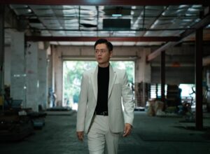Owen Cheung Instagram - 賢仔 

好鍾意第二張相
佢心諗咁chok好咩🤷🏻

#反黑英雄