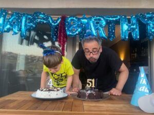 Ozan Akbaba Instagram - Babasının aslanı Ozan Ali’m ve Savaş amcasının doğum gününü büyük mutlulukla kutladık. 

Ömrünüz güzel insanlarla dolup taşsın. Hayatınız güzel olsun. 

Ve oğlum; güzeller güzeli annen ve ben seni çok seviyoruz. Ne olursa olsun seni çok sevdiğimiz hiç aklından çıkmasın. Sana ola sevgimizin her geçen gün katlanarak büyüyeceğine emin ol… 🧿
