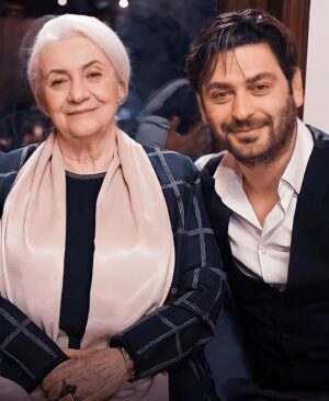 Ozan Akbaba Instagram - Sabina Toziya. Hayriye ananın gerçek hali. Çok güçlü bir kadın. Fazla tanımadığınız için anlatayım, dünya çapında bir aktrist, fazlaca güzel kalpli, çok zarif bir hanımefendi. Dile kolay; tam 6 senedir birlikte yiyip içiyoruz, iş yapıyoruz, buluşuyoruz. Derya deniz bilgisi, kültürü, aydın görüşü.. Seni çok ama çok seviyor, en yakın zamanda tekrar görmek ve bir an evvel ayaklanman için dua ediyoruz. 🙏