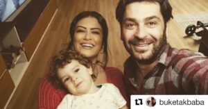 Ozan Akbaba Instagram - Evinizin neşesi bozulmasın.. Mutlu yıllar 🍀

#Repost @buketakbaba
・・・
2020’nin götürdüklerini geri getiremesen de iyi gel bize 2021.. aşkla 🥂 🍀