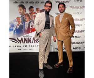 Ozan Akbaba Instagram - @ankafilm Filmimiz nihayet vizyonda. Güzel bir film yaptık, umuyorum ki siz değerli sinema severler de beğeneceksiniz. 

Müthiş menajerim @aycacinkitaskardes ve başta Neslihan olmak üzere tüm ekibine teşekkür ederim. 

Bu güzel kombin için @melikkam ‘a çok teşekkür ederim. 

@musvikguluzade @buketakbaba @slymnmrtzdmr Başta olmak üzere tüm teknik ekibe ve oyuncularımıza çok teşekkür ederim. Türk sinemasına harika bir film hediye ettiniz. Harikasınız. 

ANKA SİNEMALARDA!