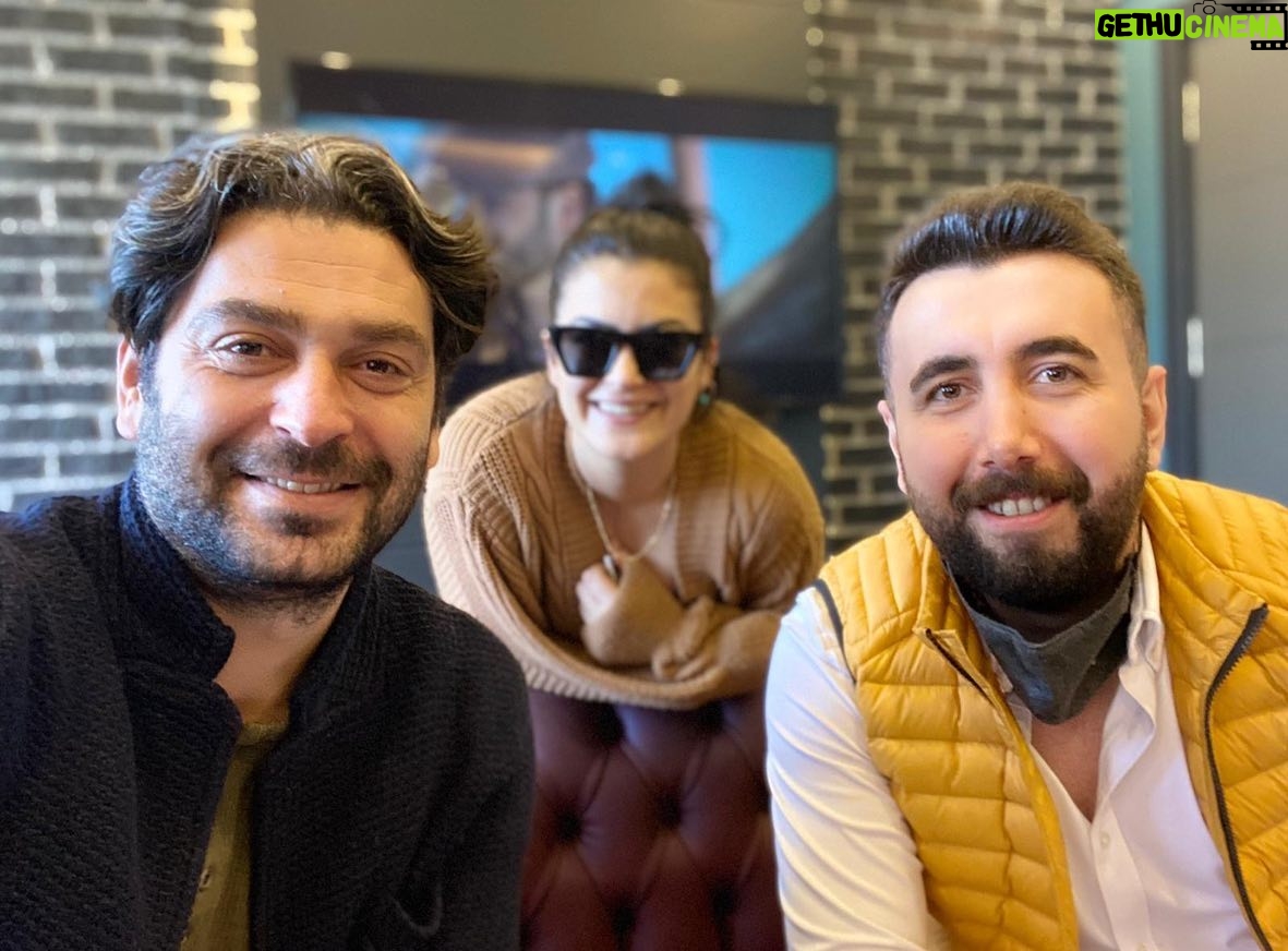 Ozan Akbaba - 69.4K Likes - #AnkaFilm biter. Ama tecrübeyle, ama zorluklarla, ama stresle, ama kaygıyla.. Nihayetinde Biter.
Kurduğum hayalin üstüne ekleyen bir ekiple çalıştığımız için şanslıyım. Ve tabi yüzümün düştüğü anlarda çay ısmarlayıp hararetimi alan bir ekiple. İşte bu yüzden ekip çok önemli.
Sanıyorum harika bir iş başardık. Bu zor işin üstesinden gelen, bu işi omuzlayan herkese teşekkür ederim.
Bu ekip Türk sinemasında bir dönüm noktasına adını altın harflerle yazdı.
Aç parantez: Hız filminin olmazsa olmazları, perde arkası kahramanları, asıl işi yüklenen kardeşlerim, araç pilotlarına, driver’lara ne kadar teşekkür edersem az. Bu saatten sonra bizi kimse yıkamaz 👊😎
Teşekkür ederim.
@musvikguluzade 🙏
@slymnmrtzdmr 😎
@mgx.film 🧿
@studio.mgx 💣
@buketakbaba Sana yıldızlı pek iyi 🍀