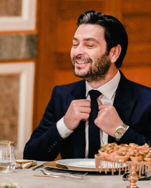 Ozan Akbaba Instagram - Çevremizdeki, hayatımızdaki güzel insanlar da olmasa bu senenin yüzümüzü güldüreceği falan yok. O yüzden açıkça söylüyorum 2020, haydi yoluna. Neyin var neyin yok al, ... git! / Gelen gideni aratmaz inşallah #2021? / #Edho yılın son bölümüyle bu akşam sizlerle / Tüm ekibin ellerine, izleyenlerin gönlüne sağlık 🧿