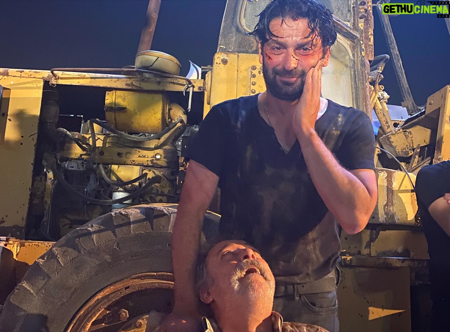 Ozan Akbaba - 69.4K Likes - #AnkaFilm biter. Ama tecrübeyle, ama zorluklarla, ama stresle, ama kaygıyla.. Nihayetinde Biter.
Kurduğum hayalin üstüne ekleyen bir ekiple çalıştığımız için şanslıyım. Ve tabi yüzümün düştüğü anlarda çay ısmarlayıp hararetimi alan bir ekiple. İşte bu yüzden ekip çok önemli.
Sanıyorum harika bir iş başardık. Bu zor işin üstesinden gelen, bu işi omuzlayan herkese teşekkür ederim.
Bu ekip Türk sinemasında bir dönüm noktasına adını altın harflerle yazdı.
Aç parantez: Hız filminin olmazsa olmazları, perde arkası kahramanları, asıl işi yüklenen kardeşlerim, araç pilotlarına, driver’lara ne kadar teşekkür edersem az. Bu saatten sonra bizi kimse yıkamaz 👊😎
Teşekkür ederim.
@musvikguluzade 🙏
@slymnmrtzdmr 😎
@mgx.film 🧿
@studio.mgx 💣
@buketakbaba Sana yıldızlı pek iyi 🍀