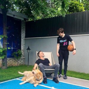 Ozan Güven Instagram - Dino,ben,AliAteş Anneler gününü kutlarız..🌺