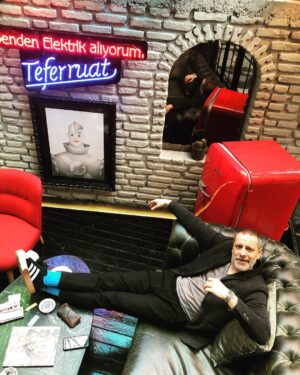 Ozan Güven Instagram - #senden elektrik alıyorum..
