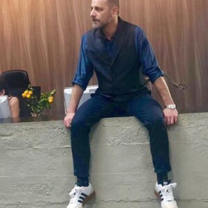 Ozan Güven Instagram - Sette her boşlukta oturunuz:) 📷: @zunverr