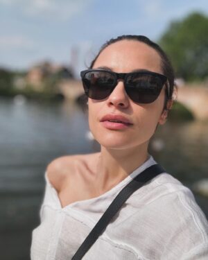 Özge Sezince Varley Instagram - ‘We are such stuff as dreams are made on.’ Shakespeare

#shakespearetown #stratforduponavon #shakespeare #shakespearequotes  #riveravon