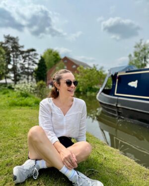 Özge Sezince Varley Instagram - 💚 İngilterenin kanalları ve kanal kenarı yürüyüşlerim (hatta bazen mini koşularım) buradaki favorilerimden!  Ama bu fotoğrafların tümünde oturuyorum. 😆😎
🇬🇧The canals of England and of course my canalside walks, sometimes even little runs, are amongst my favourites things here. 🥰 But.. I’m sitting in all these photos.. 😆

#lifeintheuk #lifeinengland #ingilteredekiturkler #ingilteredeyasam #englishlife #canal #englishcanals