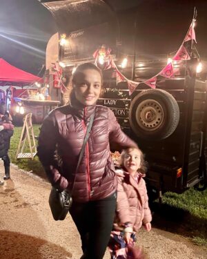 Özge Sezince Varley Instagram - Gün geçmiyor ki; İngiltere’ de bir özel gün, kutlama olmasın.
Bonfire Night, İngilizlerin, 5 Kasım 1605’ te , parlemento binasına yapılacak bombalı saldırının önlenmiş olmasına istinaden kutladıkları bir gün. Ülkenin dört bir yanında halen büyük bir coşku ile kutlanmakta. Karnaval havasında geçen kutlamaların en önemli özelliği, uzun süreler devam eden havai fişek gösterileri. 🎆🧨 Şu üç günlük dünyada , tüm çocukların duyup gördüğü tek patlama da keşke sadece böylesi olsa! 
—

Not a day goes by without a special day or celebration in England…
On 5 November, they celebrate #bonfirenight with reference to the prevention of a bomb attack on the parliament buildings in 1605. It is still celebrated with great enthusiasm all over the country. The most important feature of the carnival-like celebration is the long-lasting fireworks display. 🎆🧨 In this short life, I wish that the only explosions the World’s children hear or see are just like this!

 #lifeinuk #lifeinengland #ingilteredeyasam #bonfire #fireworks #ingiltere