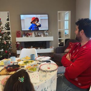 Özge Sezince Varley Instagram - İngilterede ki ilk Christmasımızda, Varley ailesi hepinize mutlu Noeller ve musmutlu yeni bir yıl diler! ❤️☺️🎄 From our first Christmas in the UK, the Varley Family wish you all a Merry Christmas and a Happy New Year! ❤️🎄 🎈#christmasfamilyphoto #christmas #merrychristmasandhappynewyear #family
#christmasfamilyphoto #christmas #merrychristmasandhappynewyear #family