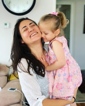 Özgül Kavruk Instagram - Tüm annelerin ve kendini anne hissedenlerin anneler günü kutlu olsun ♥️