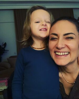 Özgül Kavruk Instagram - Çılgın bir pazar oluyordu 
#annekız
#motheranddaughter