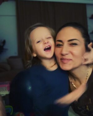 Özgül Kavruk Instagram - Çılgın bir pazar oluyordu 
#annekız
#motheranddaughter
