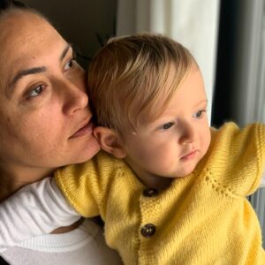 Özgül Kavruk Instagram - Tekrar et bakiim “en güzeli benim annem 🤪 

#çarşamba #anakız #evdeyiz #hugyourbaby