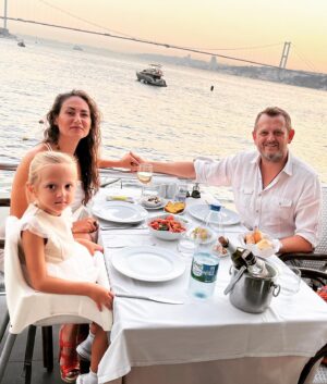 Özgül Kavruk Instagram - 15. Yıl ❤️ @omerseckin ❤️ @ayza.seckin 
#anniversary