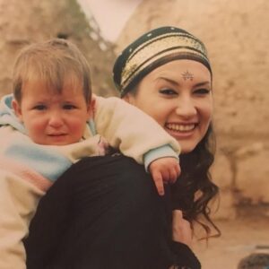 Özgül Kavruk Instagram - Taaaa o zaman başlamışım alıştırmalara 🤪 eski usül sling 😜

#thursday #tbt #uykusuzanneler #sling #perşembe #hamilelik #annelik #annelikhalleri #gurbetkadını