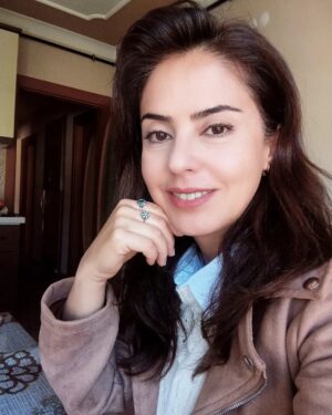 Özgül Sağdıç Instagram - Güneş tutulmuş kime ne, bayram gelmiş şahane...
Gülümseyin 📸