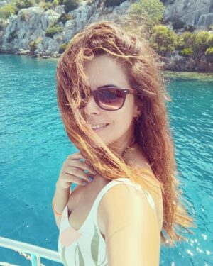 Özgül Sağdıç Instagram - Kış geldiğinde özlem gidermek için 😎

#yaz #deniz #güneş #tatil