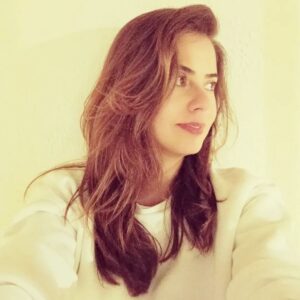 Özgül Sağdıç Instagram - Desteklendiğini hatırla... 
Herşeyden önce yerküre tutuyor seni. Yük omuzlarında sanma. O, taşıyor senin yerine. Bırak nazikçe ağırlığını.
Sevildiğini hatırla...
Herkesten önce içinde bulunduğun atmosfer sarıp sarmalıyor seni. Rüzgar okşuyor tenini, saçlarını. Tek başına olduğunu sanma. Yanından geçen kuşu, kediyi görmedin mi? 
🙏🍃