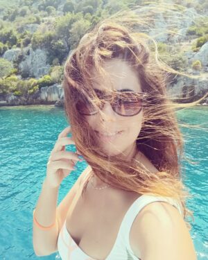 Özgül Sağdıç Instagram - Kış geldiğinde özlem gidermek için 😎

#yaz #deniz #güneş #tatil