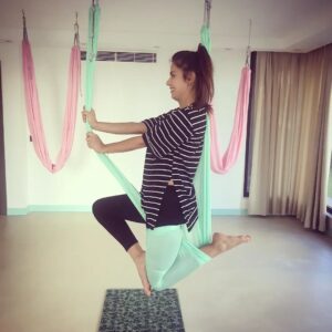 Özgül Sağdıç Instagram - 🕉️
Son zamanlarda mutluluk sebebim @zk._.studio 💫 Şahane ders için @senemmsari hocama teşekkür ederim 🙏 

#denizatı #yoga #flyyoga