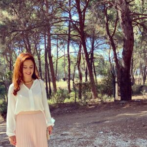 Özgül Sağdıç Instagram - Her zaman yolda beni meraklandıran şeyler olur. Gitmemek görmemek olmaz elbette 🙂