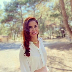 Özgül Sağdıç Instagram - Her zaman yolda beni meraklandıran şeyler olur. Gitmemek görmemek olmaz elbette 🙂