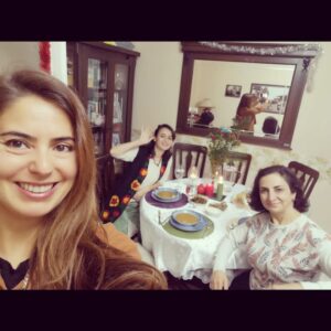 Özgül Sağdıç Instagram - Aidiyet hissi çok kıymetli bir his🧡 Şükran doluyum her anıma. Yeni yılda her günümüz böyle olsun inşallah🙏
