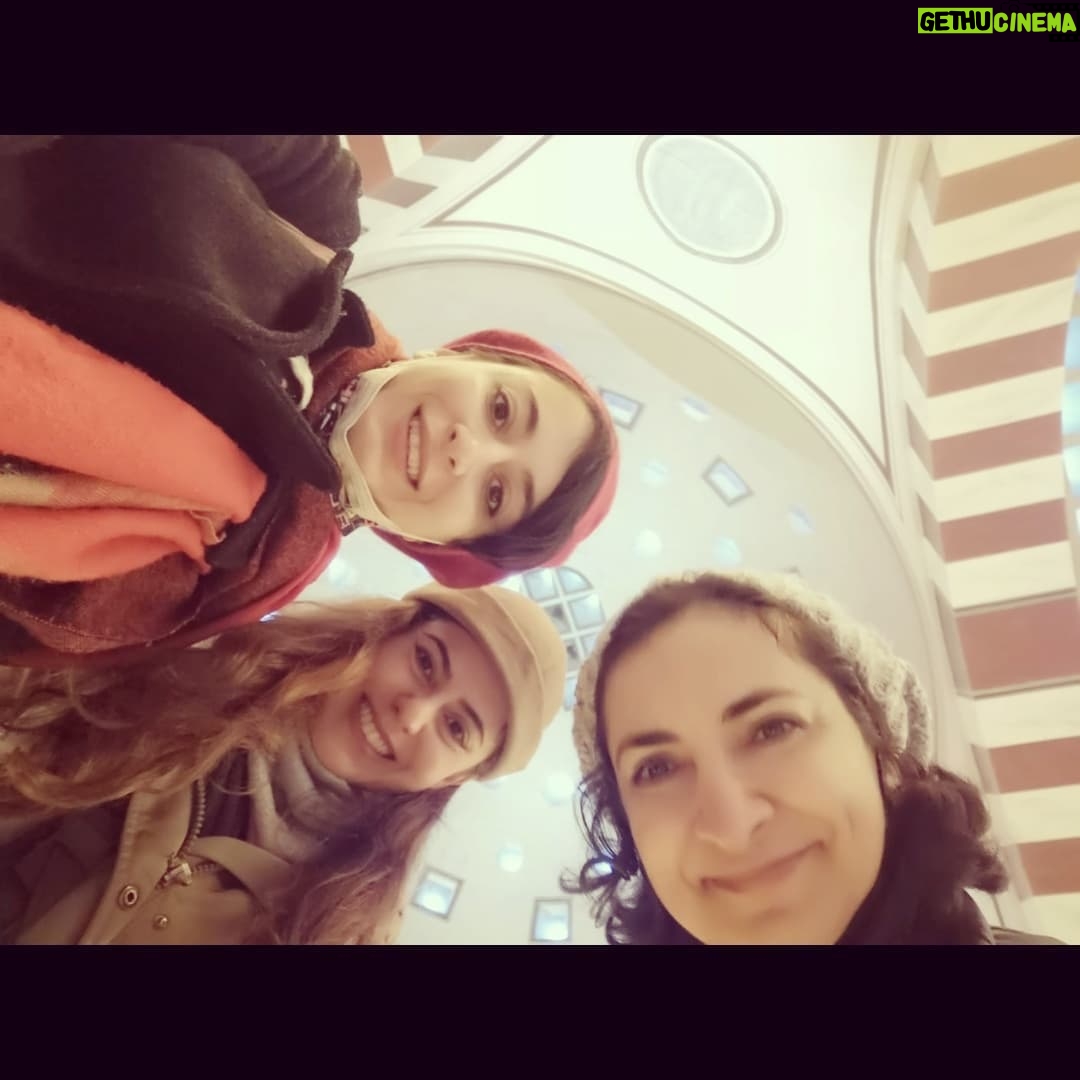 Özgül Sağdıç - 0.9K Likes - Aidiyet hissi çok kıymetli bir his🧡 Şükran doluyum her anıma. Yeni yılda her günümüz böyle olsun inşallah🙏