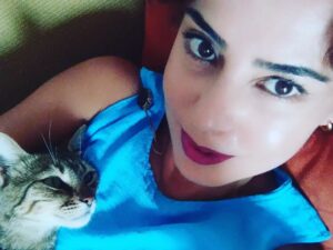 Özgül Sağdıç Instagram - 💙
Sen insanı güldürürsün #mathilda 
😺