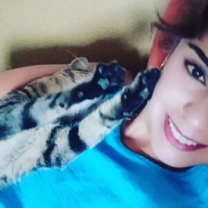 Özgül Sağdıç Instagram - 💙
Sen insanı güldürürsün #mathilda 
😺