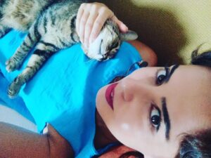Özgül Sağdıç Instagram - 💙
Sen insanı güldürürsün #mathilda 
😺