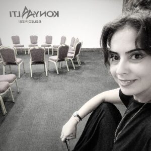 Özgül Sağdıç Instagram - 💫Doğrusu ben en çok eğitmenliği sevdim🙂
Yaptığım atölyelerde fark etmiştim, insanlara dokunuyor olmanın şifalandırıcı gücünü. 
Hayat bana bu hediyeyi paylaşma şansı sundu ne mutlu ki.
İnsanın en büyük şansı sevdiği işi yapabiliyor olması kanımca. 🙏🏼