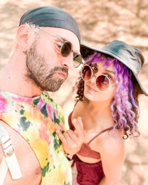 Özgün Çoban Instagram - We’re like a f*ckin rainbow 🌈

#purplehair #pinklove #changingcolors #livingacolorfullife #couplegoals #mytruecolors