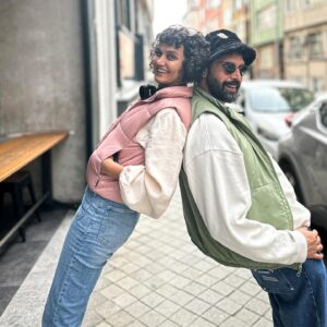 Özgün Çoban Instagram - Love is a game of trust, and I'm very happy to be playing it with you.... @aylakaraa 🧡🌈