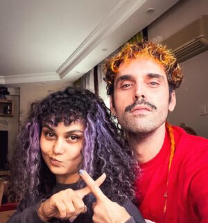Özgün Çoban Instagram - İyi ki doğdun sevgilim, iyi ki getirdin beni bir önceki hayatından, seni çoook seviyorum 🧡
Foto1; Sana heeep böyle aşkla bakıcam 😍
Foto2; her yenilendiğinde
🪄
Foto3; devrimci bıyığımı beğenmediğinde 🥸
Foto4; jelibonunla bile aynı renk giyindiğinde 🎀
Foto5; yataktan kaldırıp, hadi spor dediğinde 🏋️‍♀️🏋️‍♀️
Foto6; inadında, iradende ✊🏼
Foto7; mahalledeki cool kidler olduğumuzda😎😎
Hep aşk, hep huzur...
Seninle yeni maceralarımızı iple çekiyorum 🪢⛵️
One and only @aylakaraa